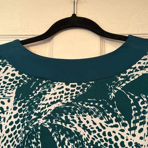 George Beaded V-Neck green and white Tunic NWOT Abstract coloring. - Picture 10 of 10